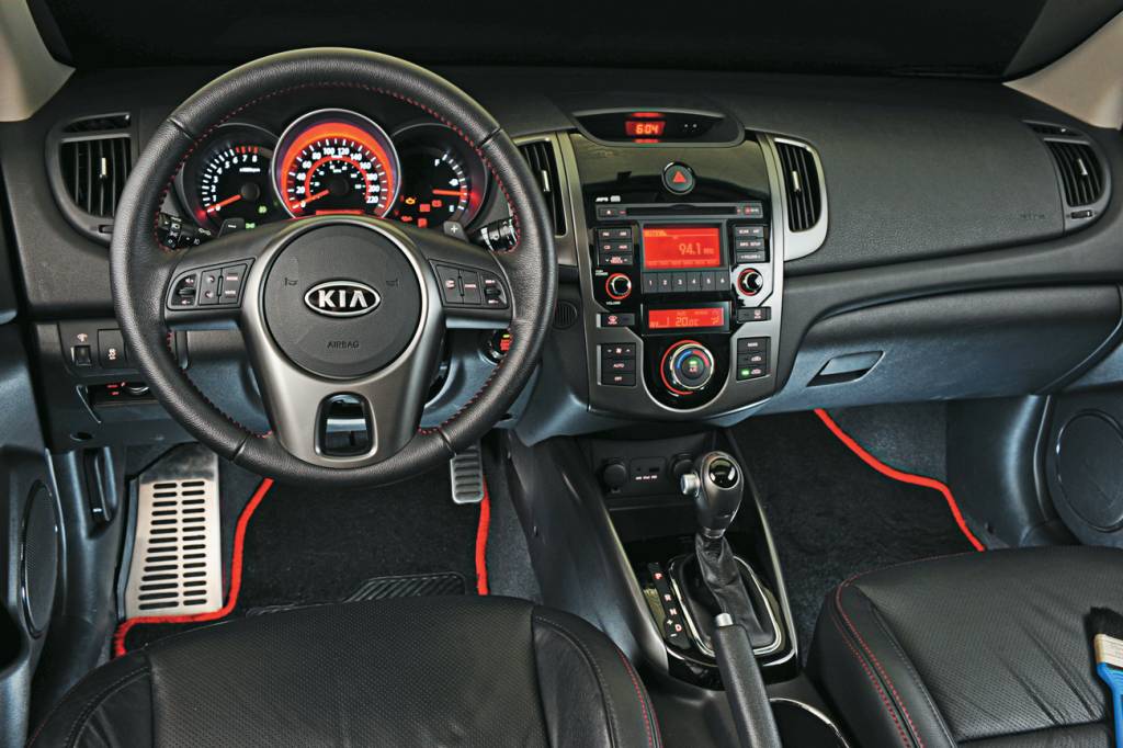 Kia Cerato Koup Cupê esportivo: estofamento em couro, costuras em vermelho e pedaleiras de alumínio