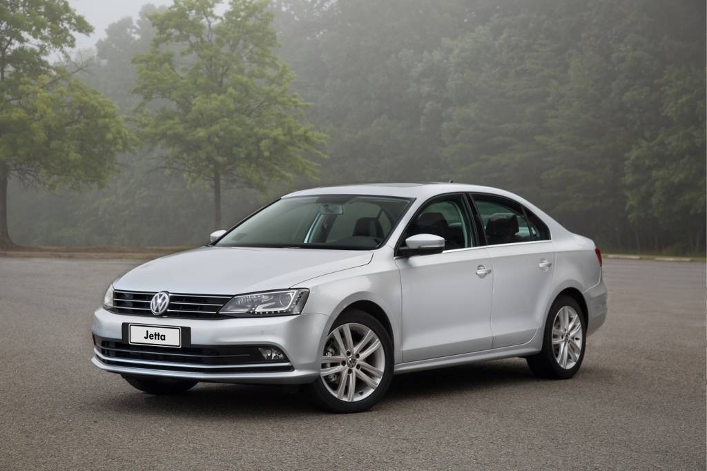 Jetta Jetta em posição 3x4 de frente