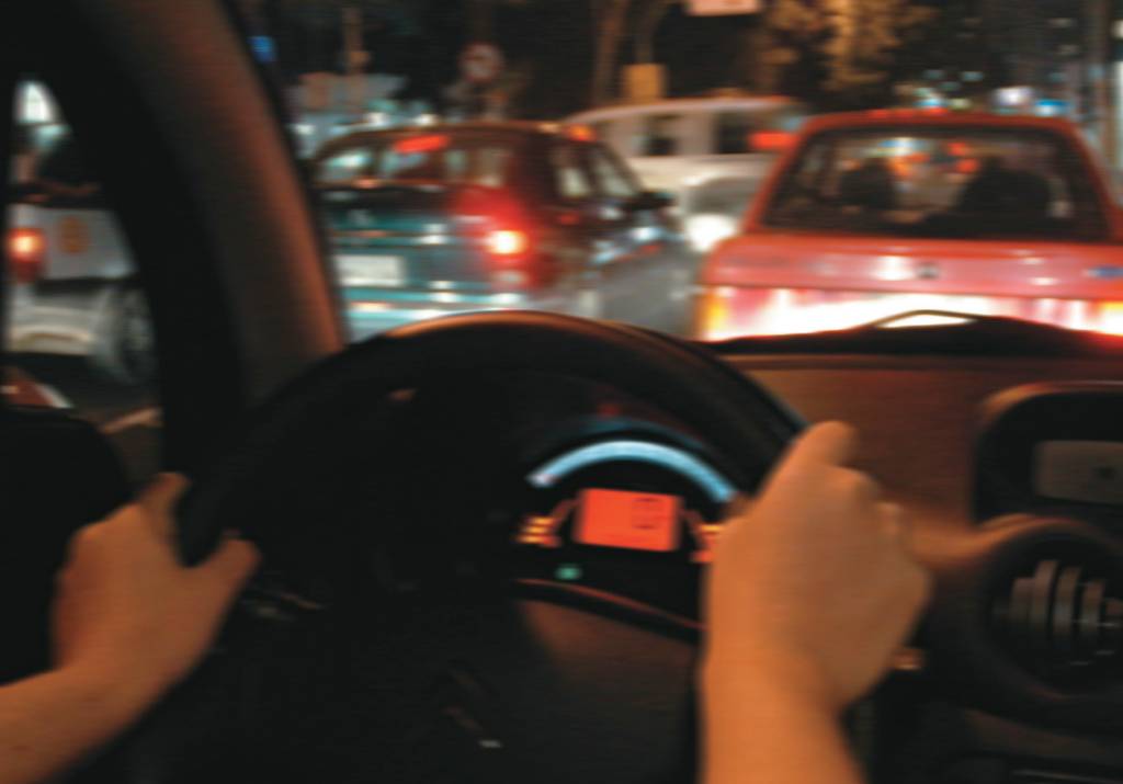 Dirigindo atrás de um carro com as luzes apagadas Dirigindo atrás de um carro com as luzes apagadas