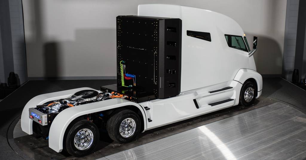 Nikola One Caminhão Nikola One na posição 3x4 de traseira
