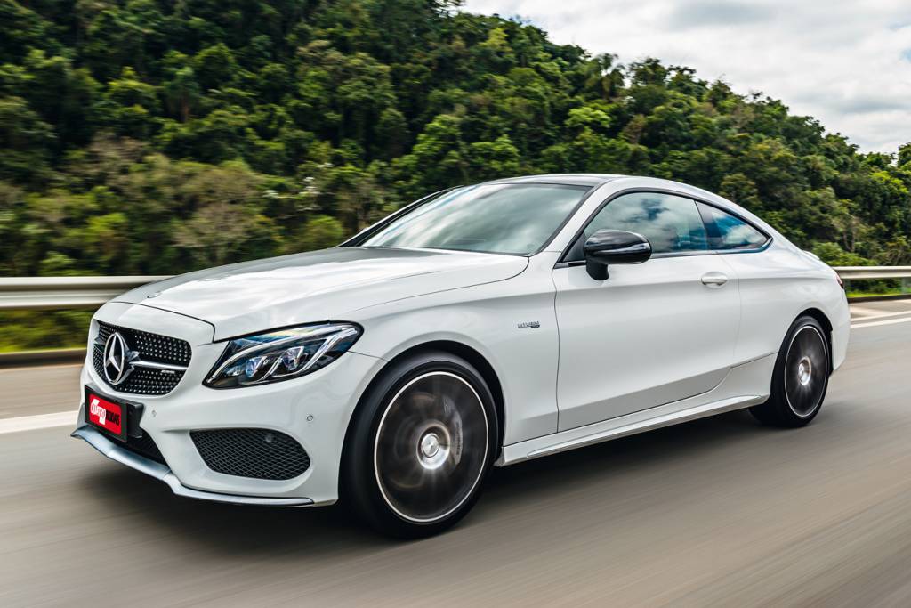 Mercedes C 43 AMG Na frente, o C 43 traz um discreto spoiler