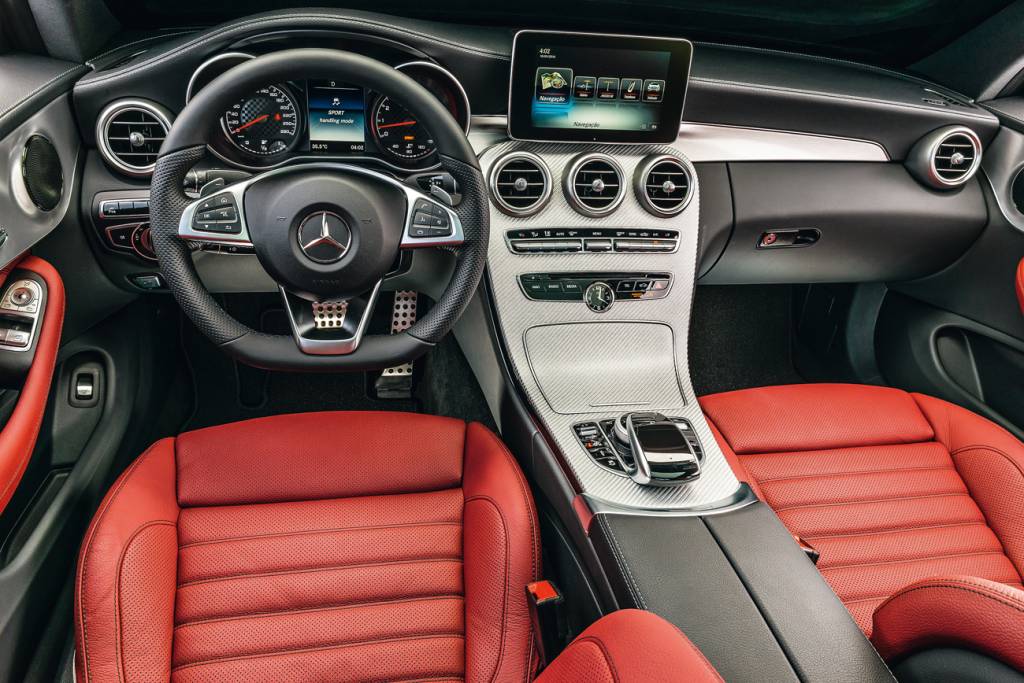 Mercedes C 43 AMG Cabine tem acabamento primoroso