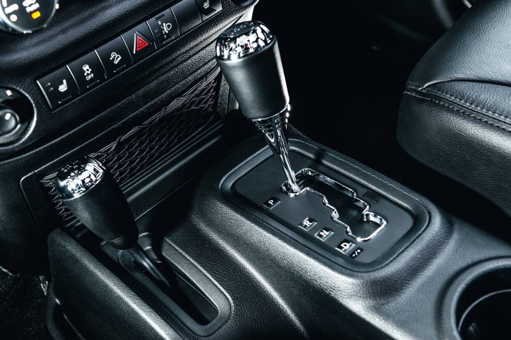 Jeep Wrangler À esquerda do câmbio, alavanca engata 4x4 e reduzida