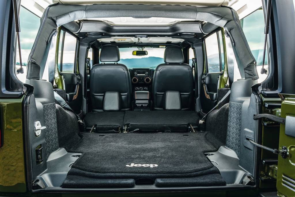 Jeep Wrangler Além dos já fartos 498 litros de porta-malas, pode-se dobrar o banco de trás e chegar a 935 litros