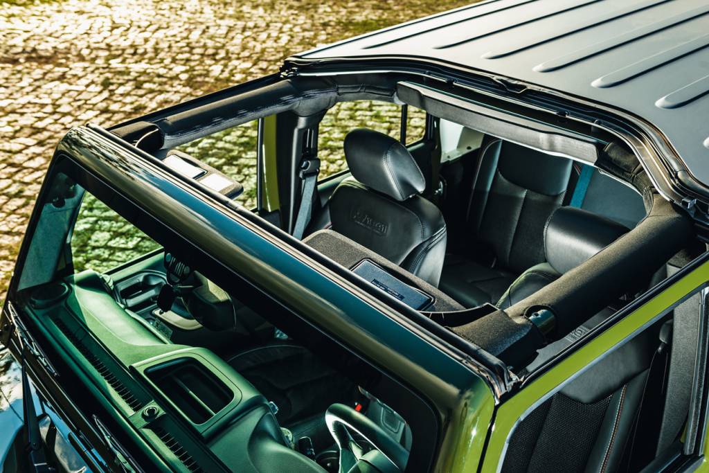 Jeep Wrangler A parte dianteira do teto sai fácil, revelando o santoantônio que protege em capotagens