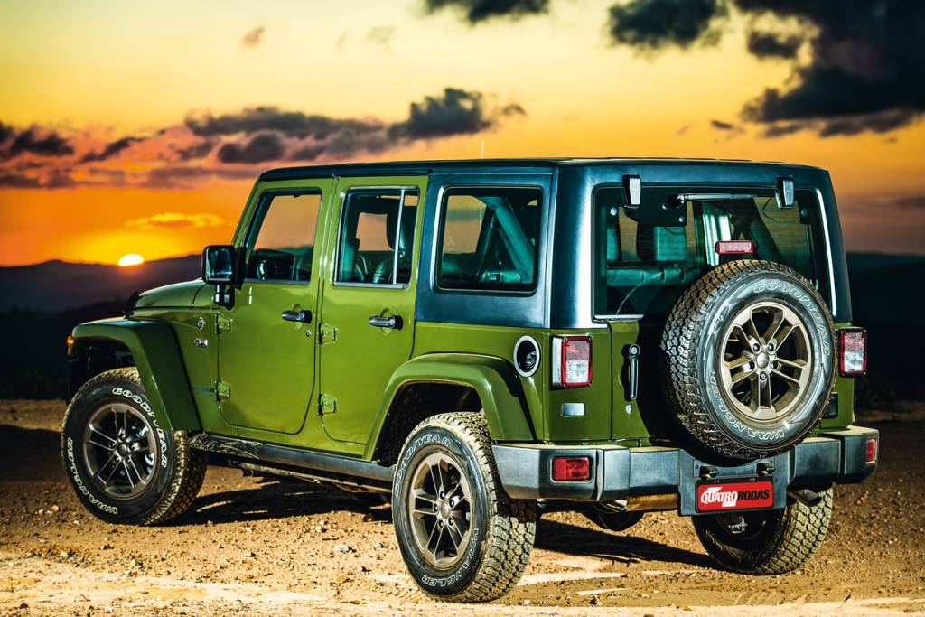 Jeep Wrangler Na traseira, o vidro abre para cima e a porta, para o lado