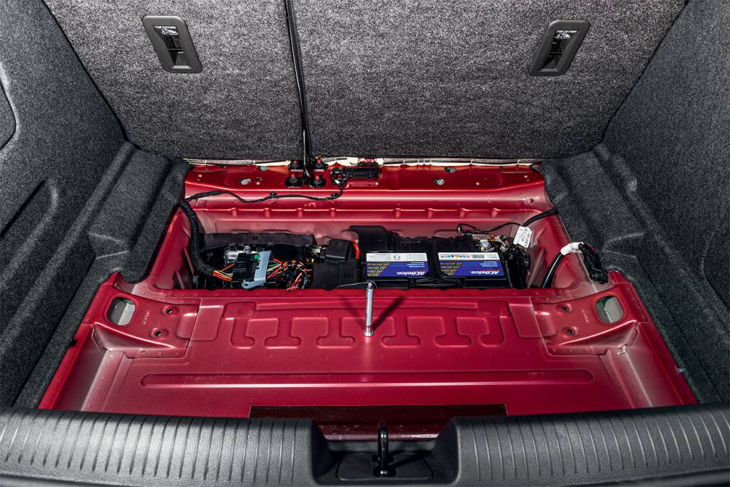 Chevrolet Cruze Sport6 Assim como no sedã, bateria e central da injeção viajam no porta-malas