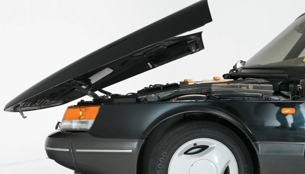 Saab 900 Turbo O Saab 900 era diferente até na abertura do capô