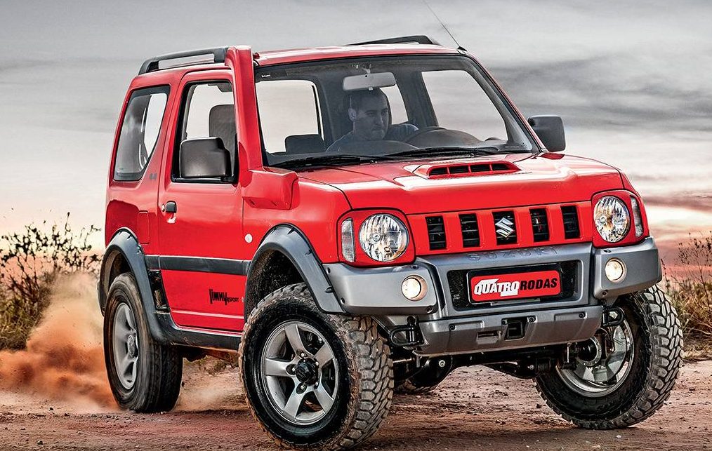 Suzuki Jimny Versão 4Sport tem pneus lameiros e para-choques de uso off-road. Snorkel é opcional