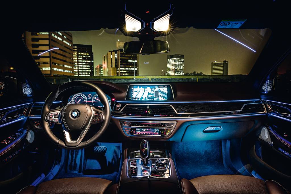 BMW 750 A iluminação da cabine tem seis opções de cor
