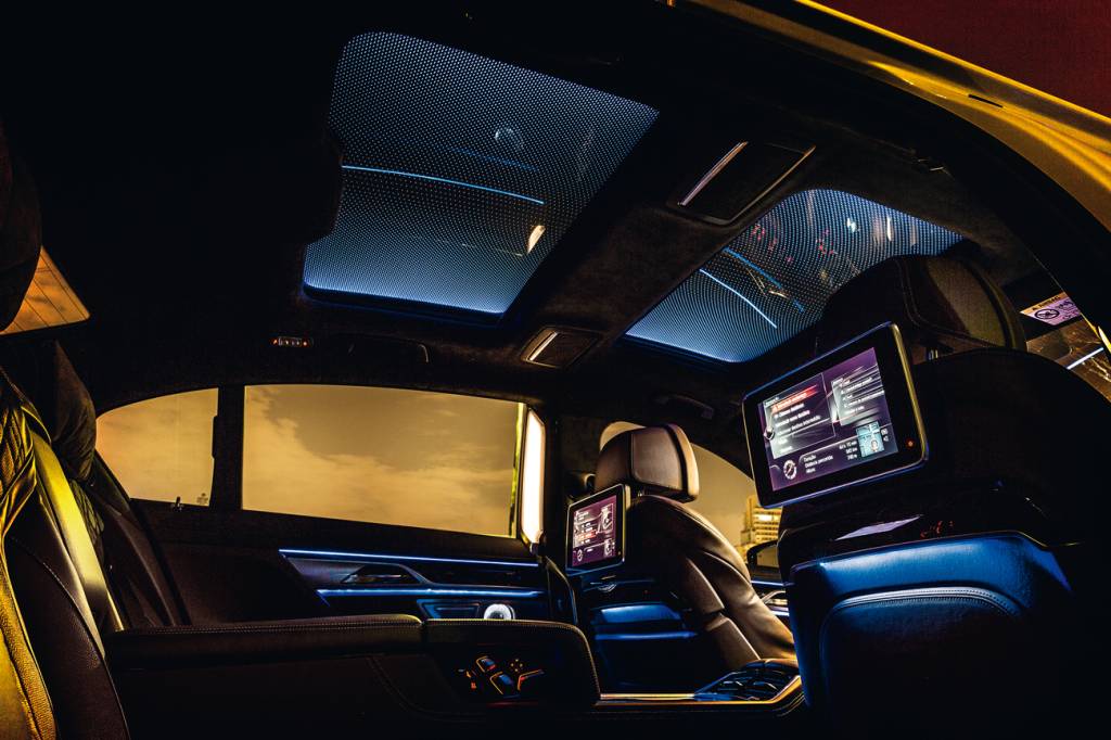 BMW 750 Teto solar tem 15.000 pontos luminosos