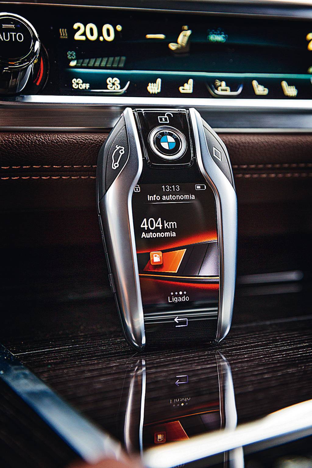 BMW 750 A chave tem tela LCD que informa a autonomia, localização, agenda de serviços, entre outros