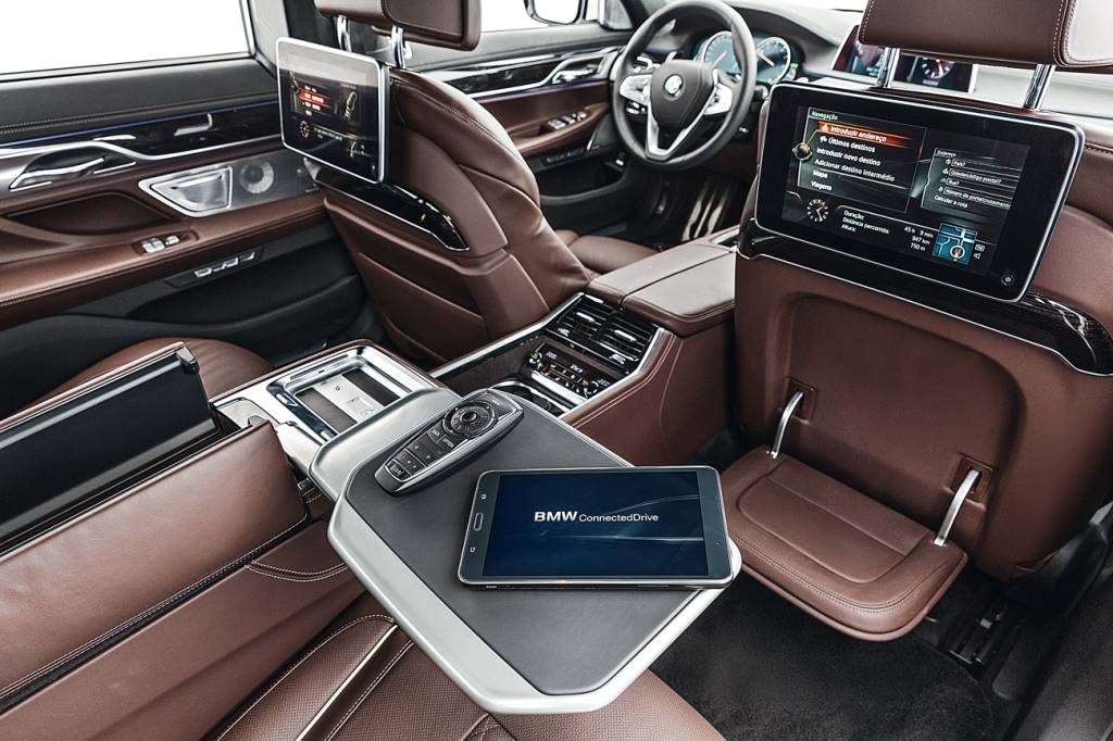 BMW 750 Na traseira: espaço para relaxar ou trabalhar