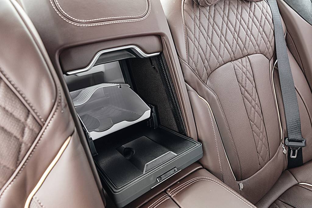 BMW 750 Geladeira pode ser removida