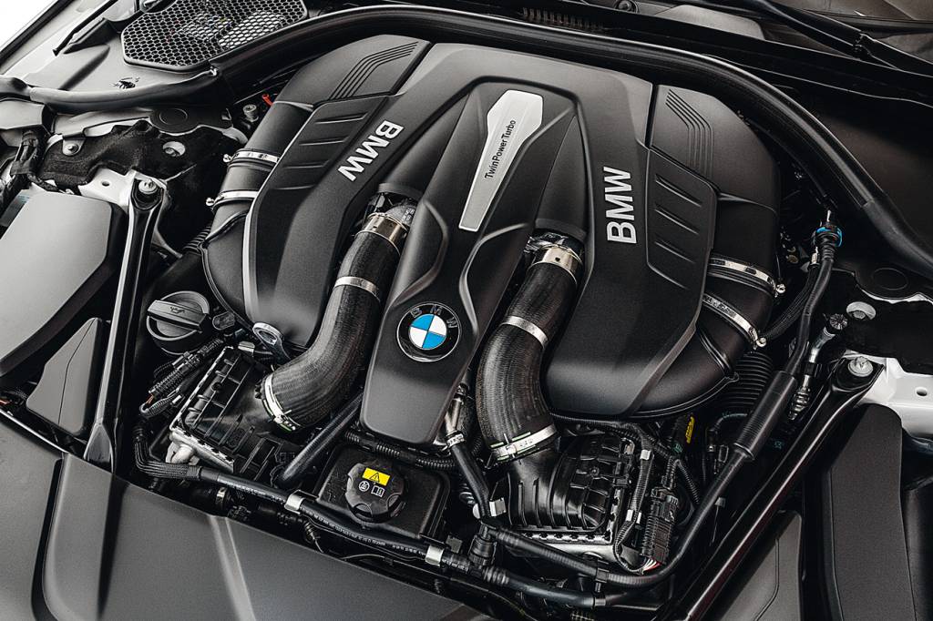BMW 750 Motor V8 gera 450 cv e 66,3 mkgf