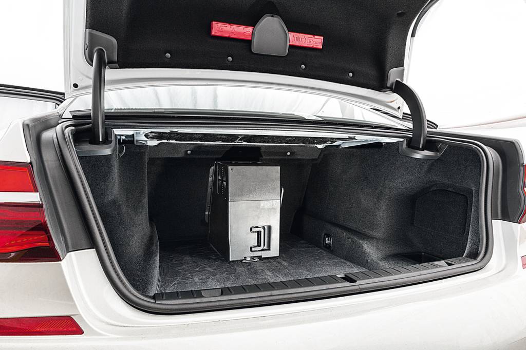 BMW 750 Geladeira pode ser remoida para liberar espaço (50 litros) no porta-malas