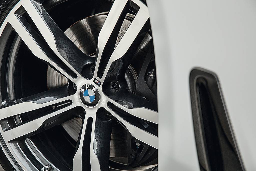 BMW 750 A roda da linha Motorsport tem aro 20