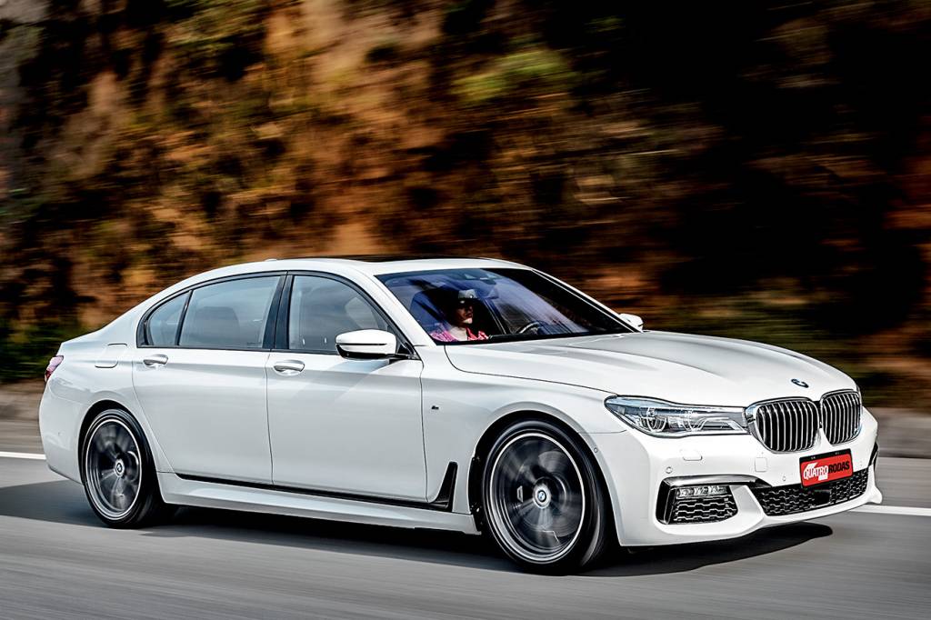 BMW 750Li M Sport Os faróis e as luzes auxiliares usam lefs