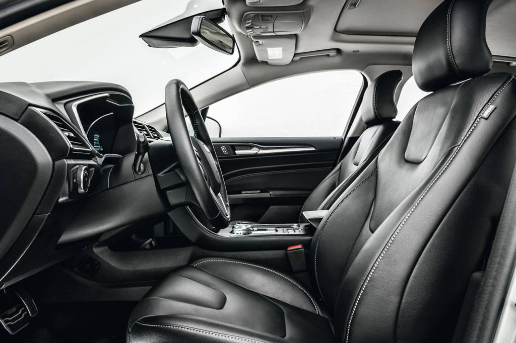 Fusion Hybrid Apesar de medir quase 5 metros, ele não édificil de dirigir, graças a sistemas como alerta de colisão, monitor de tráfego e sensores de estacionamento