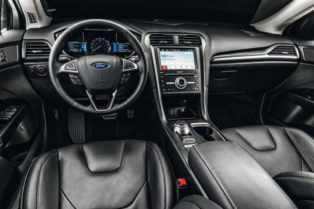 Fusion Hybrid Painel do Fusion Hybrid é igual ao das demais versões, mas o quadro de instrumentos tem funções específicas