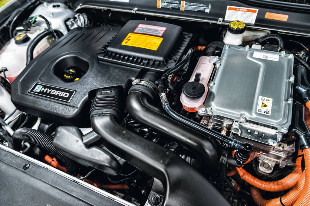 Motor 2.0 do Fusion é do tipo Atkinson e trabalha em conjunto com um propulsor elétrico, somando 190 cv