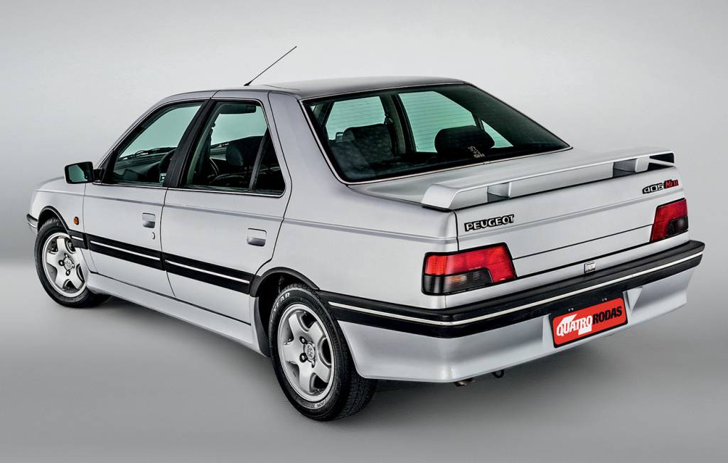 Peugeot 405 Mi16 Versão Mi16 tinha aerofólio, saias laterais e para-choques modificados