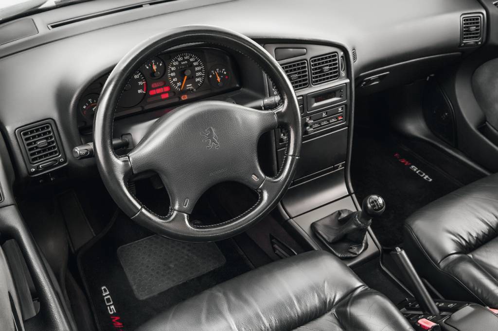 Peugeot 405 Interior simples e careta, sem grandes luxos