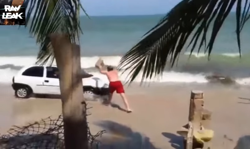 Corsa sendo atingido por pedaço de madeira