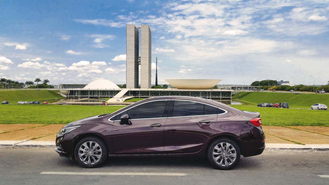 Revisado, Cruze posa diante do Congresso Nacional