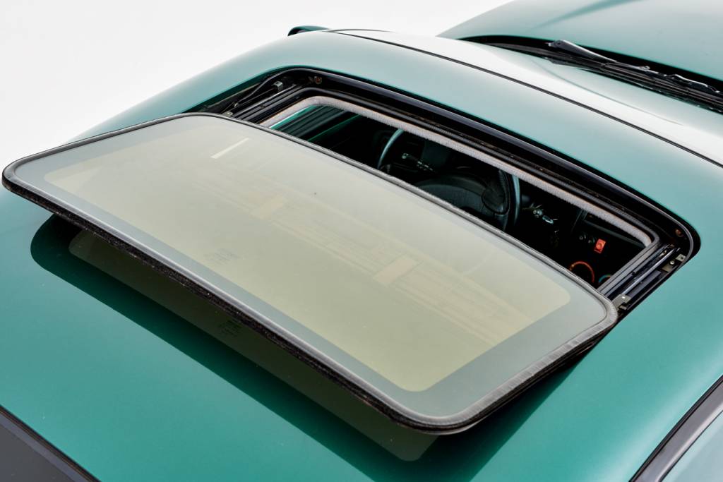Fiat Coupé O visual externo que contempla o teto solar elétrico foi obra do Centro Stile Fiat