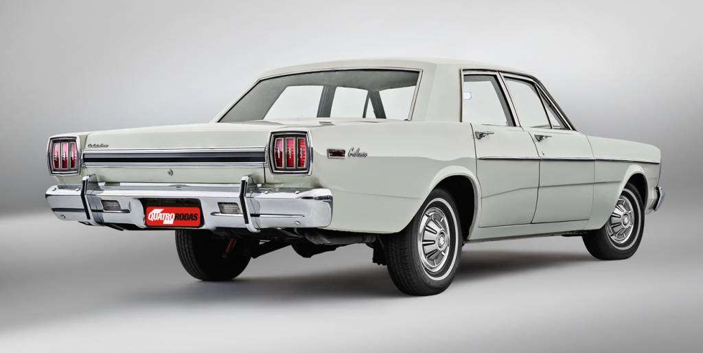 Ford Galaxie Standard As rodas eram de aço com calotas e os pneus perderam a faixa branca