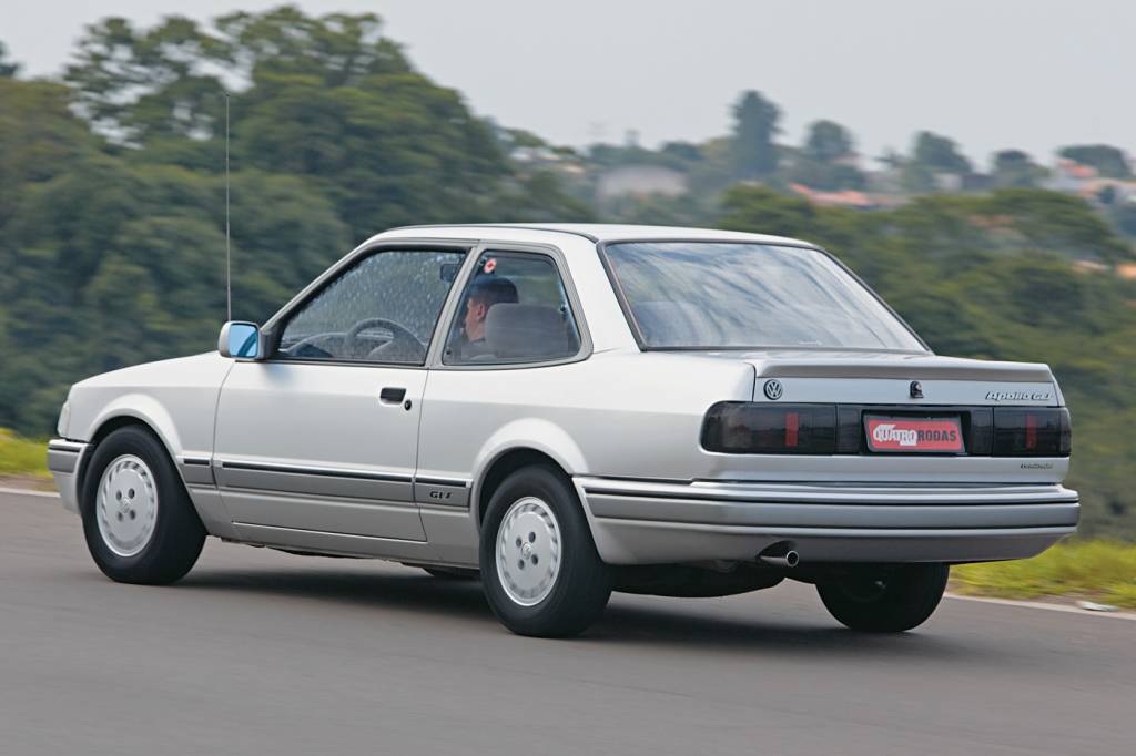 Volkwagen Apollo GLS Aerofólio e lanternas fumês o tornavam diferente do irmão