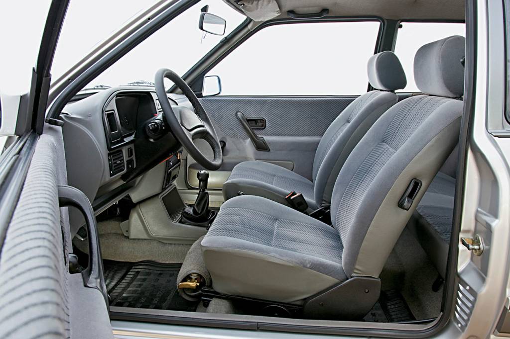 Volkwagen Apollo GLS Interior era praticamente igual ao do Verona, mas a maioria dos itens opcionais do Ford eram de série no Apollo