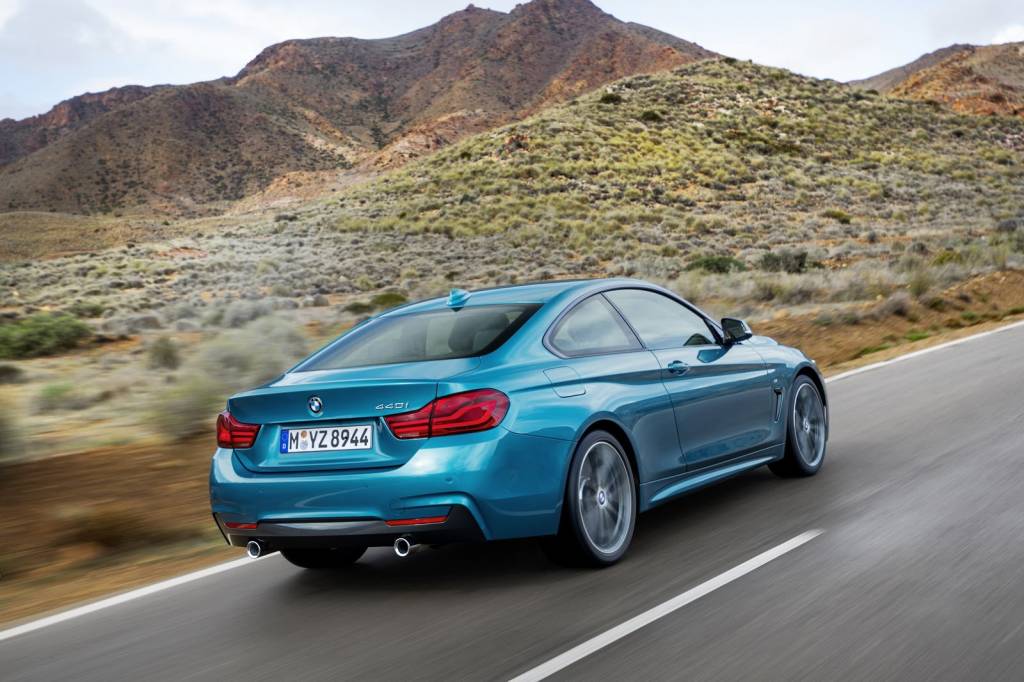 BMW Série 4 Coupé BMW Série 4 Coupé na posição 3x4 de traseira