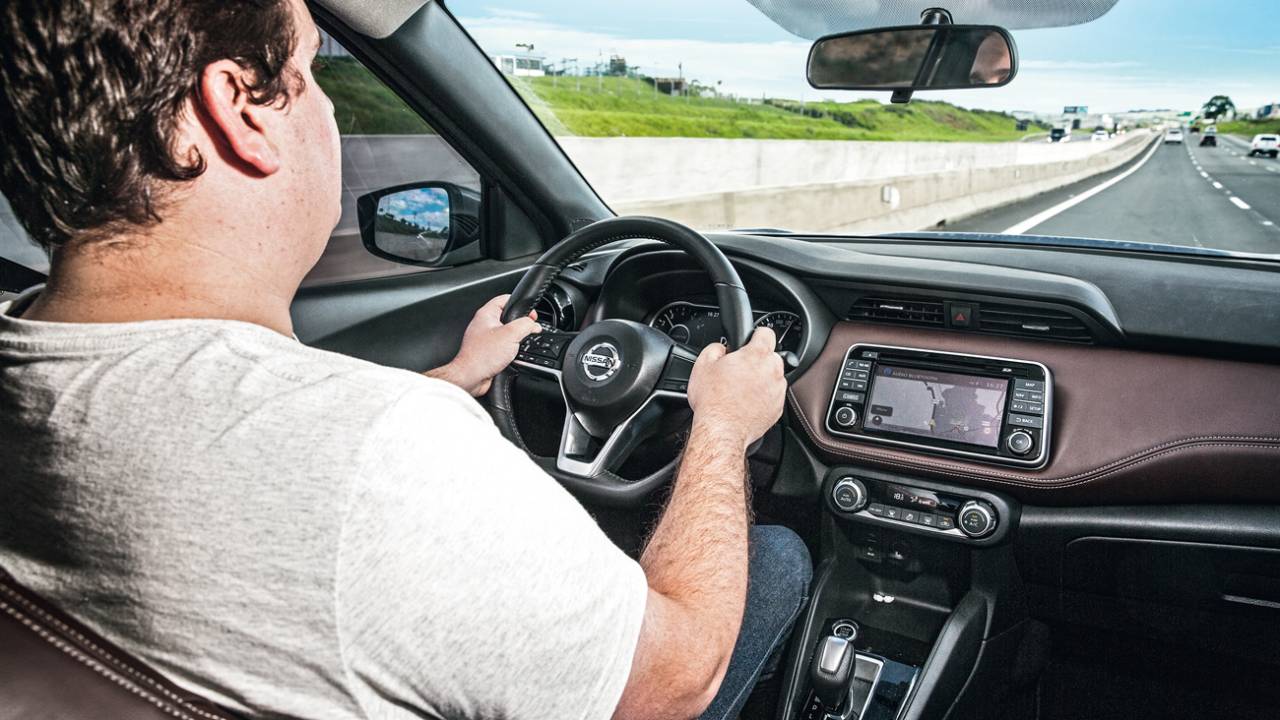 Acima de 100 km/h, ventos sacodem o Nissan Kicks