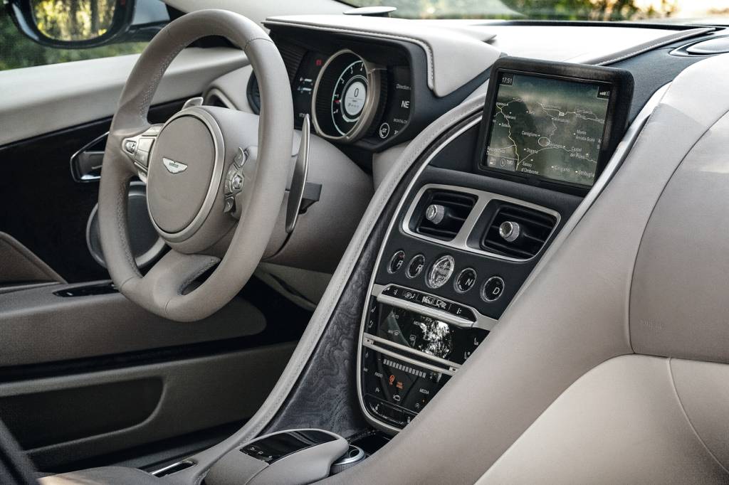 Aston Martin DB11 Comandos do sistema de entretenimento vêm dos Mercedes - a marca alemã é acionista da Aston