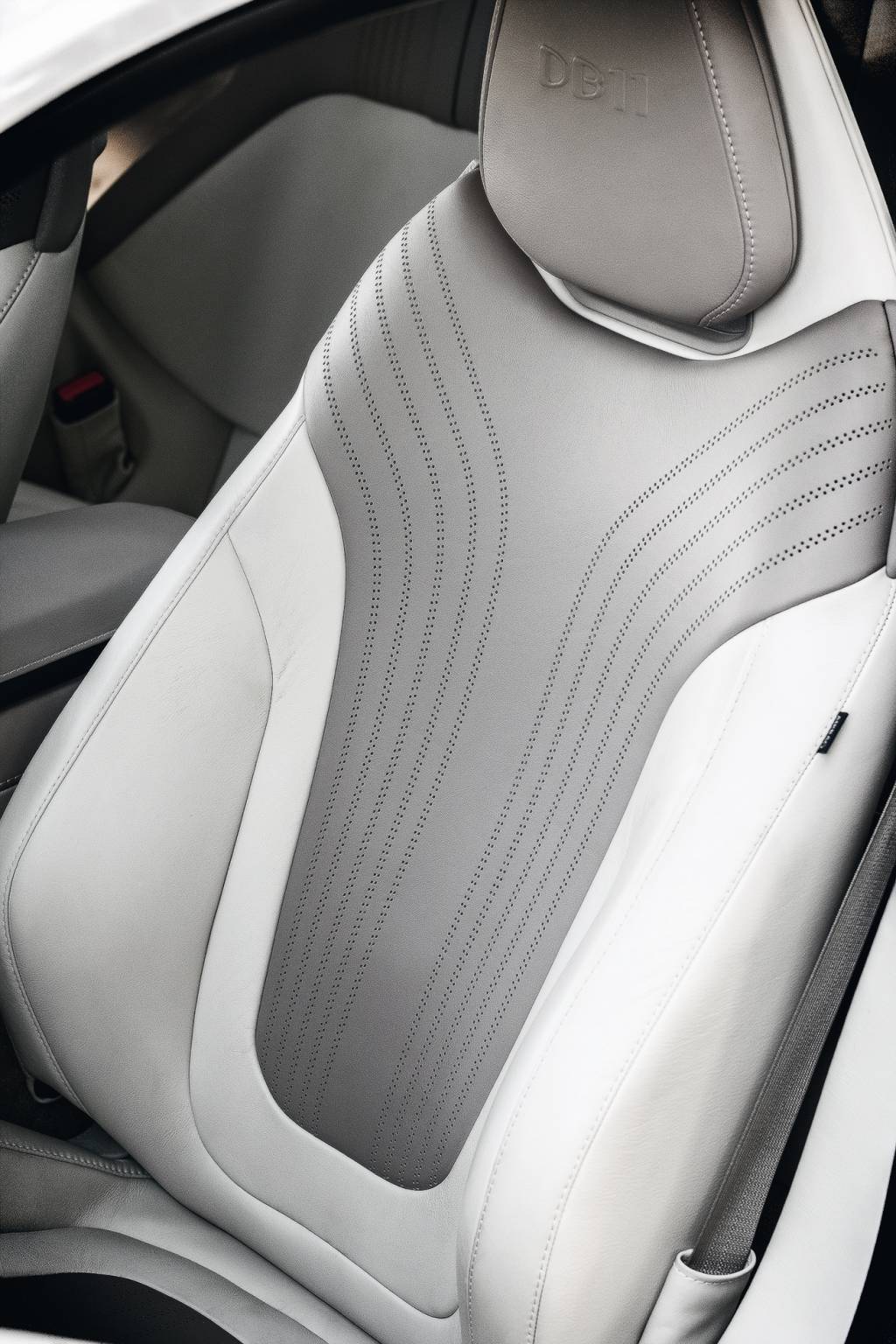 Aston Martin DB11 Bancos do tipo concha são esportivos mas confortáveis