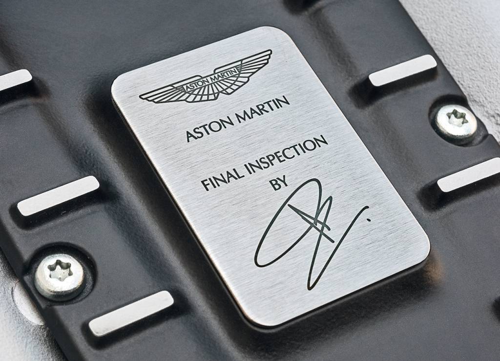 Aston Martin DB11 Como manda o hábito, cada unidade recebe a assinatura de um responsável