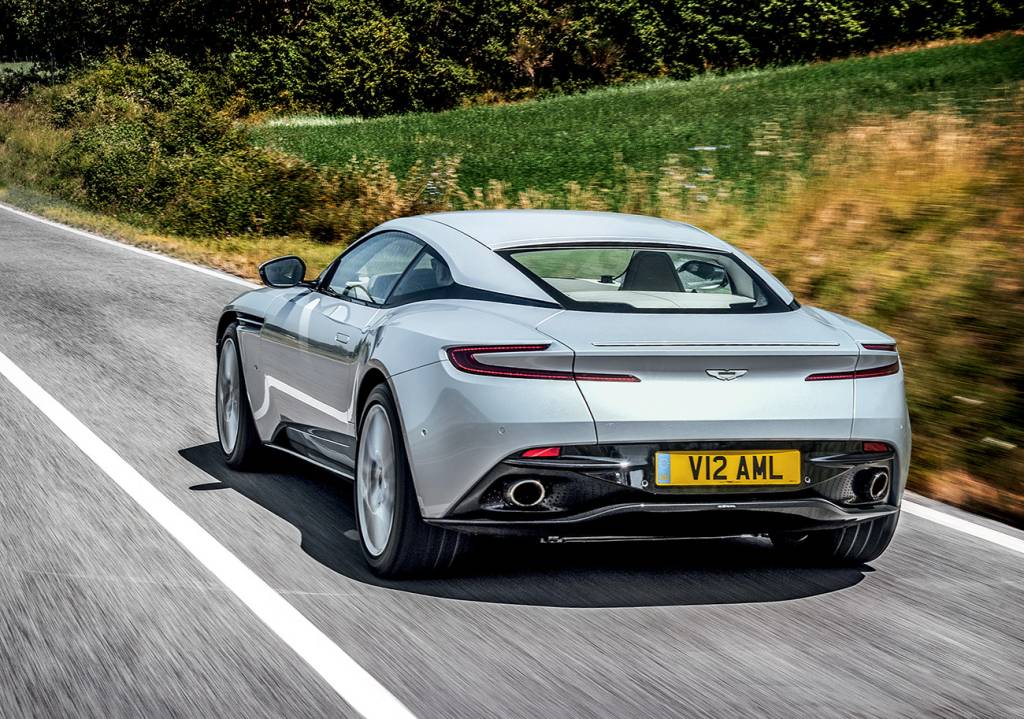 Aston Martin DB11 Lanternas ficaram mais recortadas e bipartidas