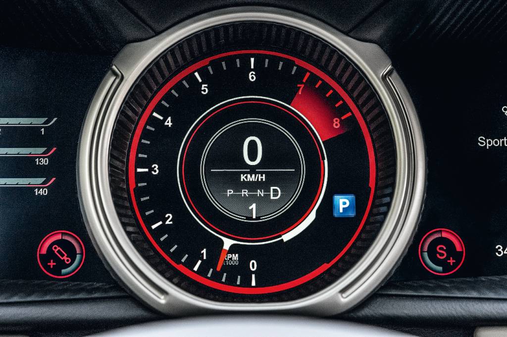 Aston Martin DB11 Painel de instrumentos é formado por três telas digitais, com o conta-giros e o velocímetro no centro