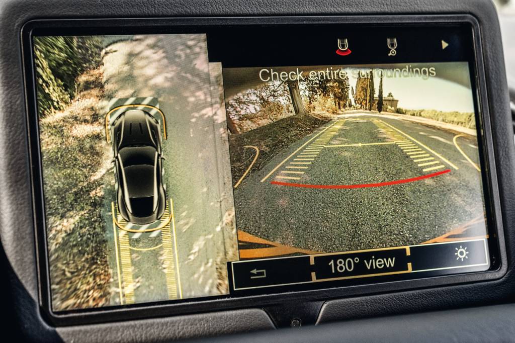 Aston Martin DB11 Câmera de 360º facilita as manobras em um carro grande e com pouca área envidraçada