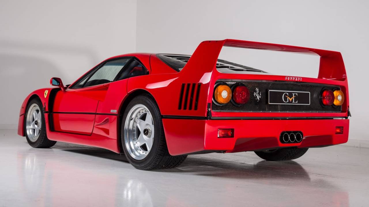 Ferrari F40 na posição 3x4 de traseira