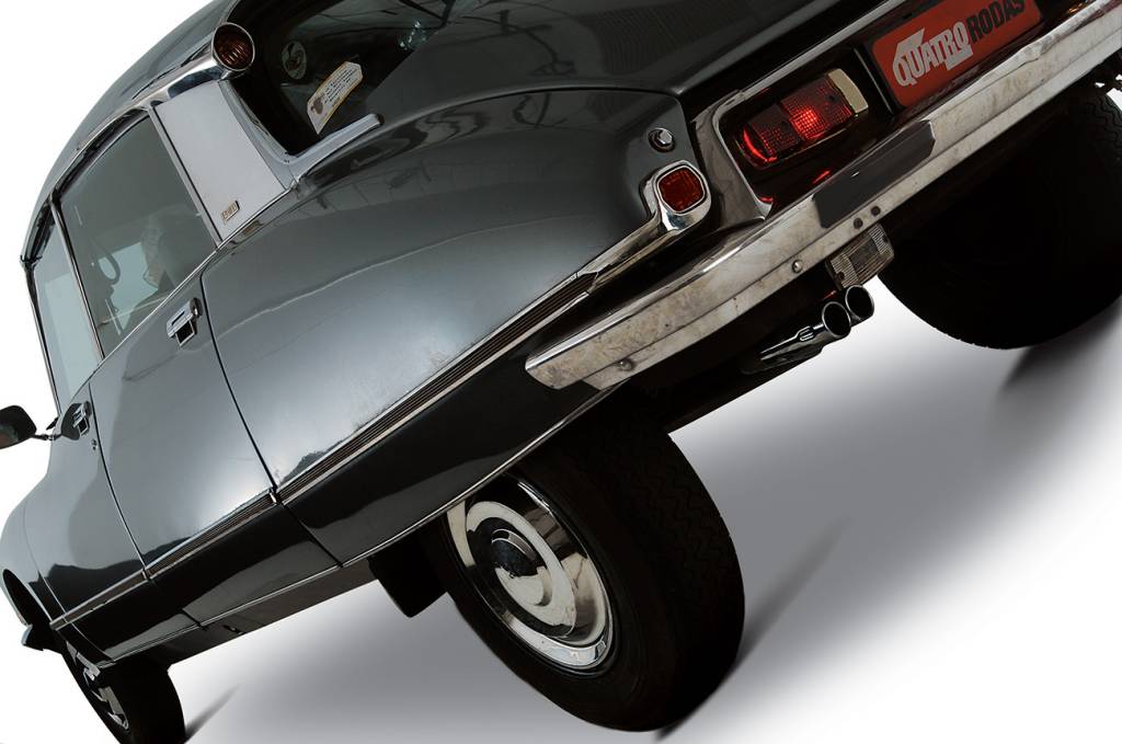 Citroën DS Ao toque de um botão, motorista poderia ajustar a suspensão em três níveis de altura