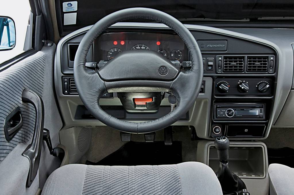 Volkwagen Apollo GLS O modelo da Volks tinha painel próprio (o Vernoa usava o do Escort)