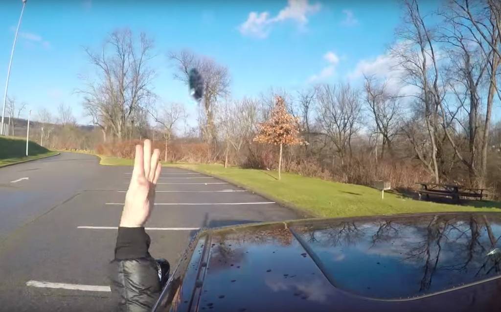 O que acontece ao jogar a chave para fora do carro em movimento?