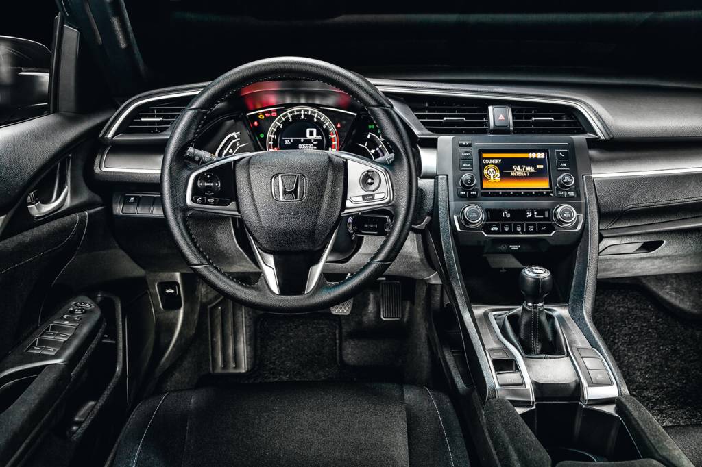 Honda Civic Sport Painel de instrumentos é completo e moderno. A iluminação é agradável aos olhos