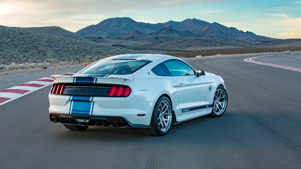 Mustang Shelby Super Snake Mustang Shelby Super Snake na poisção 3x4 de traseira