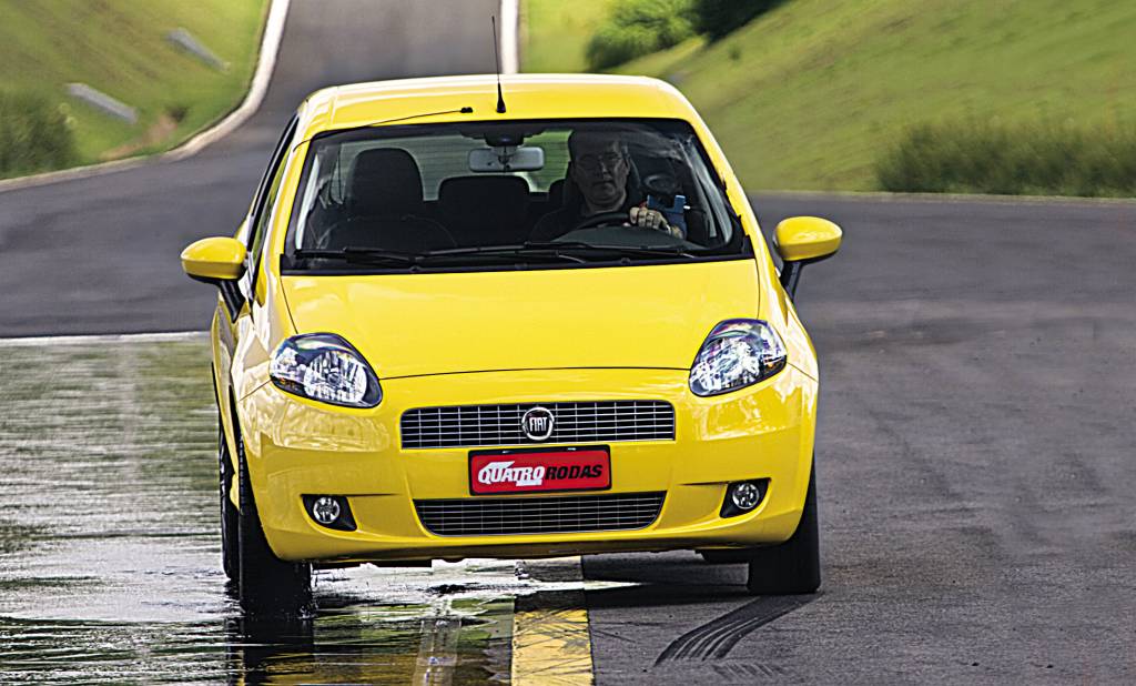 Teste Punto Sporting, modelo 2008 da Fiat, durante teste de frenagem em piso molhado, feito pela revista Quatro Rodas.