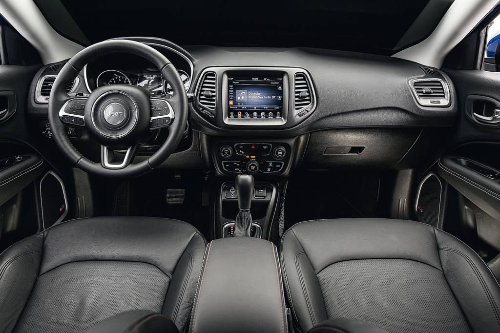 Jeep Compass Central multimídia do Compass reúne GPS e câmera de ré