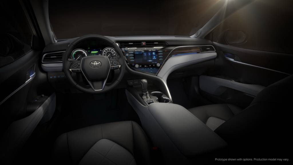 Toyota Camry Interior tem visual elegante, com linhas ousadas na parte central